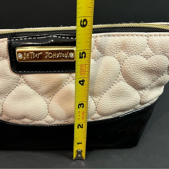 Betsey Johnson Wristlet Clutch Cosmetic Case Cream Quilted Heart Black Patent - Picture 8 of 8